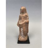 ROME ou GRECE. Statuette féminine debout. H : 20 cm. - -