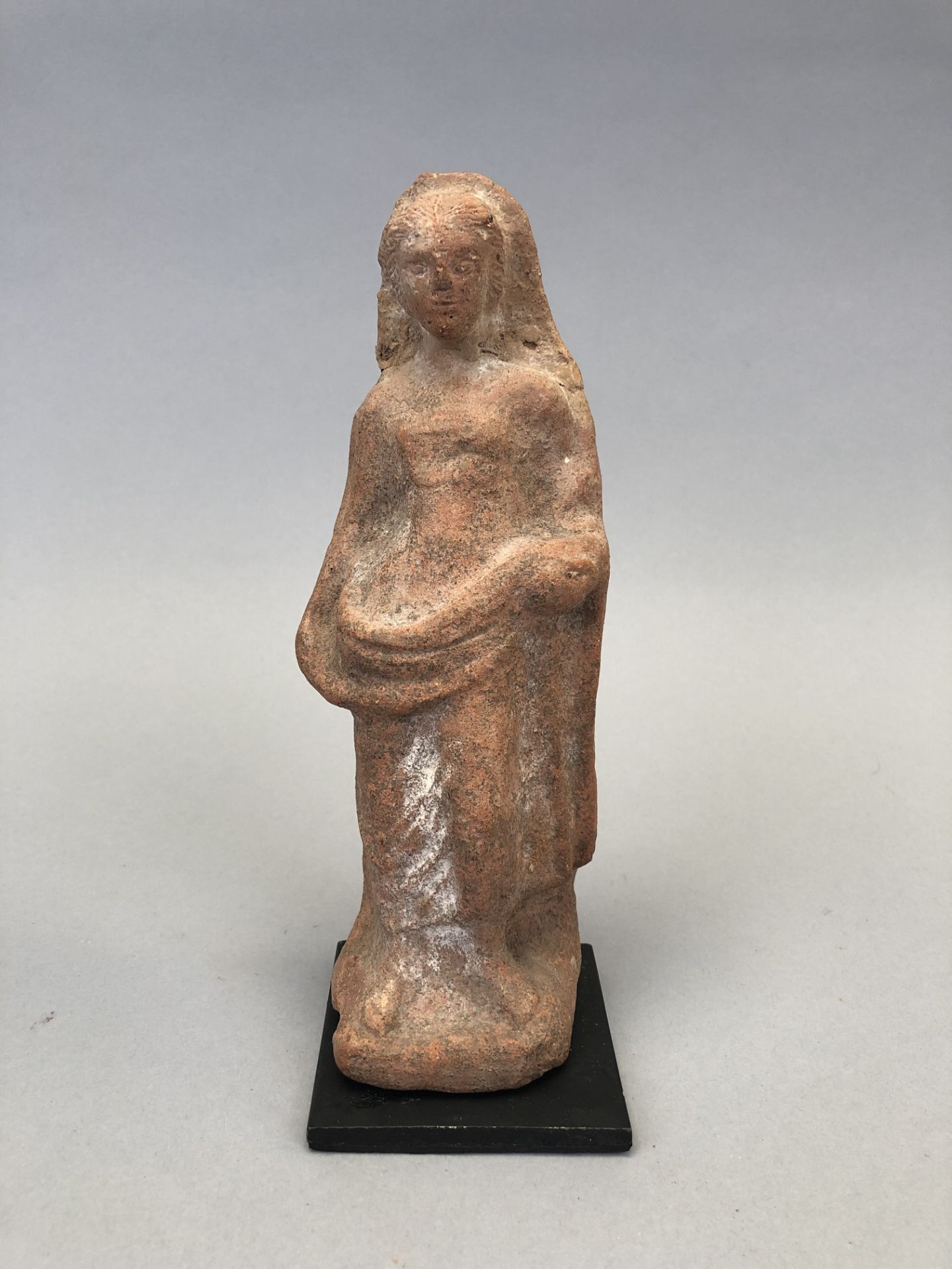 ROME ou GRECE. Statuette féminine debout. H : 20 cm. - -