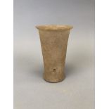 EGYPTE, basse époque (746-613 avant J.C). Vase-gobelet. Albâtre. H : 14.5 cm. [...]