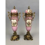 Paire de hauts vases en porcelaine et bronze doré. Un couvercle cassé, collé. H. [...]