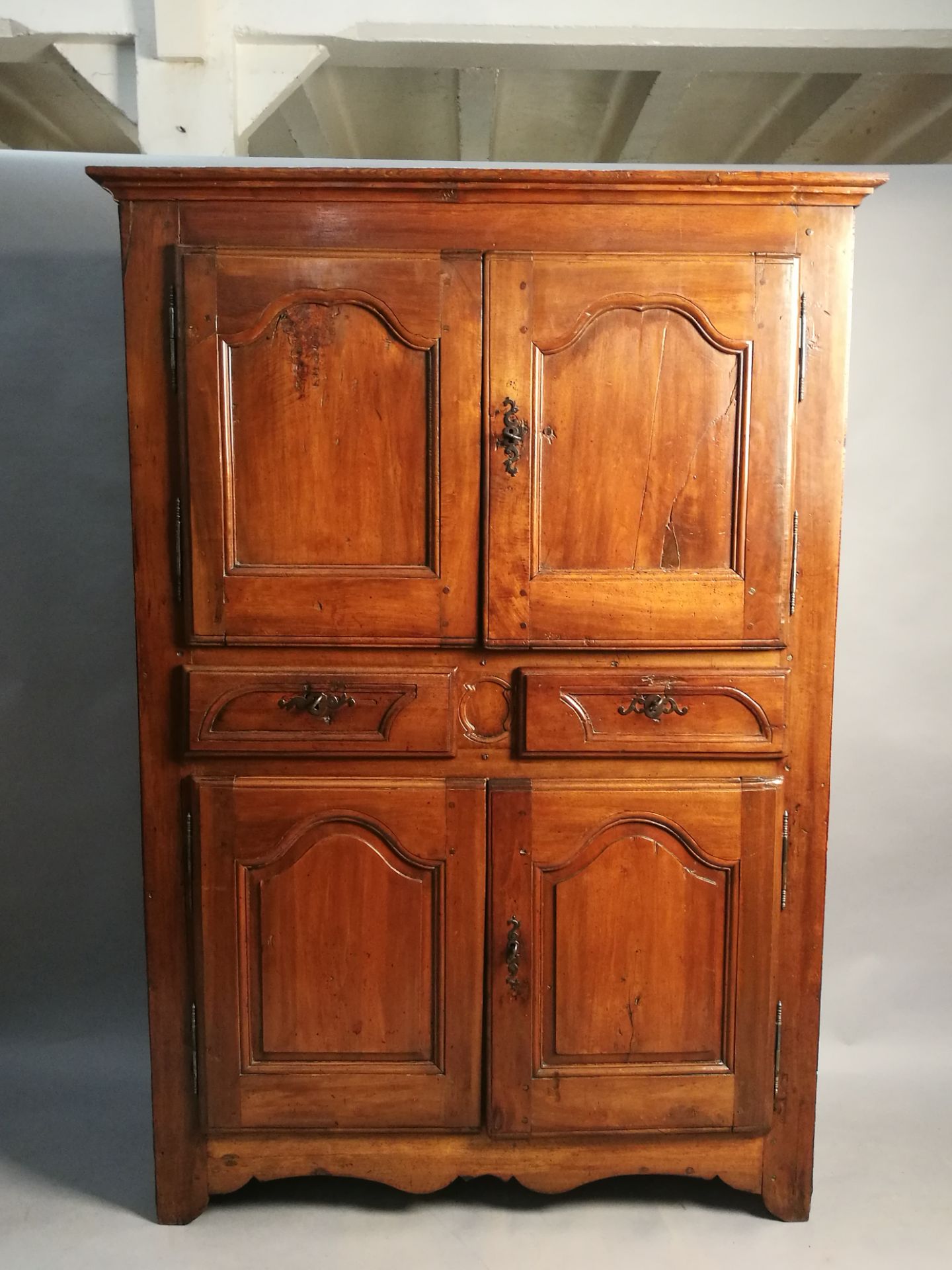 Buffet en bois fruitier ouvrant par quatre portes et deux tiroirs. 190 x 132 x 45 cm. [...]