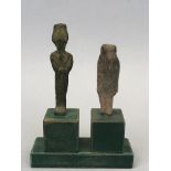 EGYPTE ANCIENNE, basse époque. Deux petites statuettes (bronze et fritte) figurant [...]
