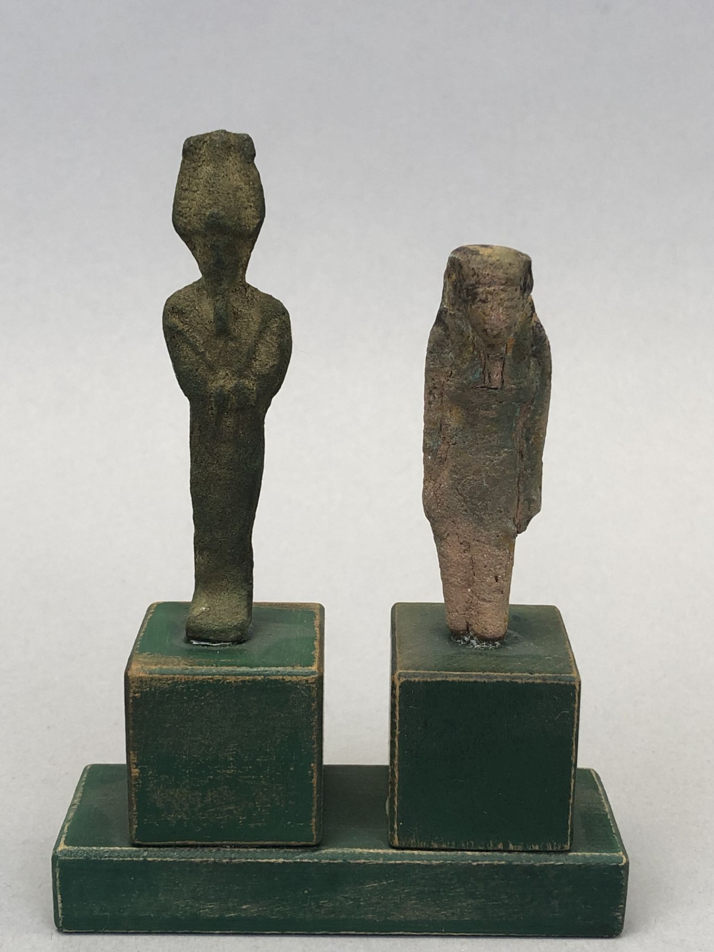 EGYPTE ANCIENNE, basse époque. Deux petites statuettes (bronze et fritte) figurant [...]