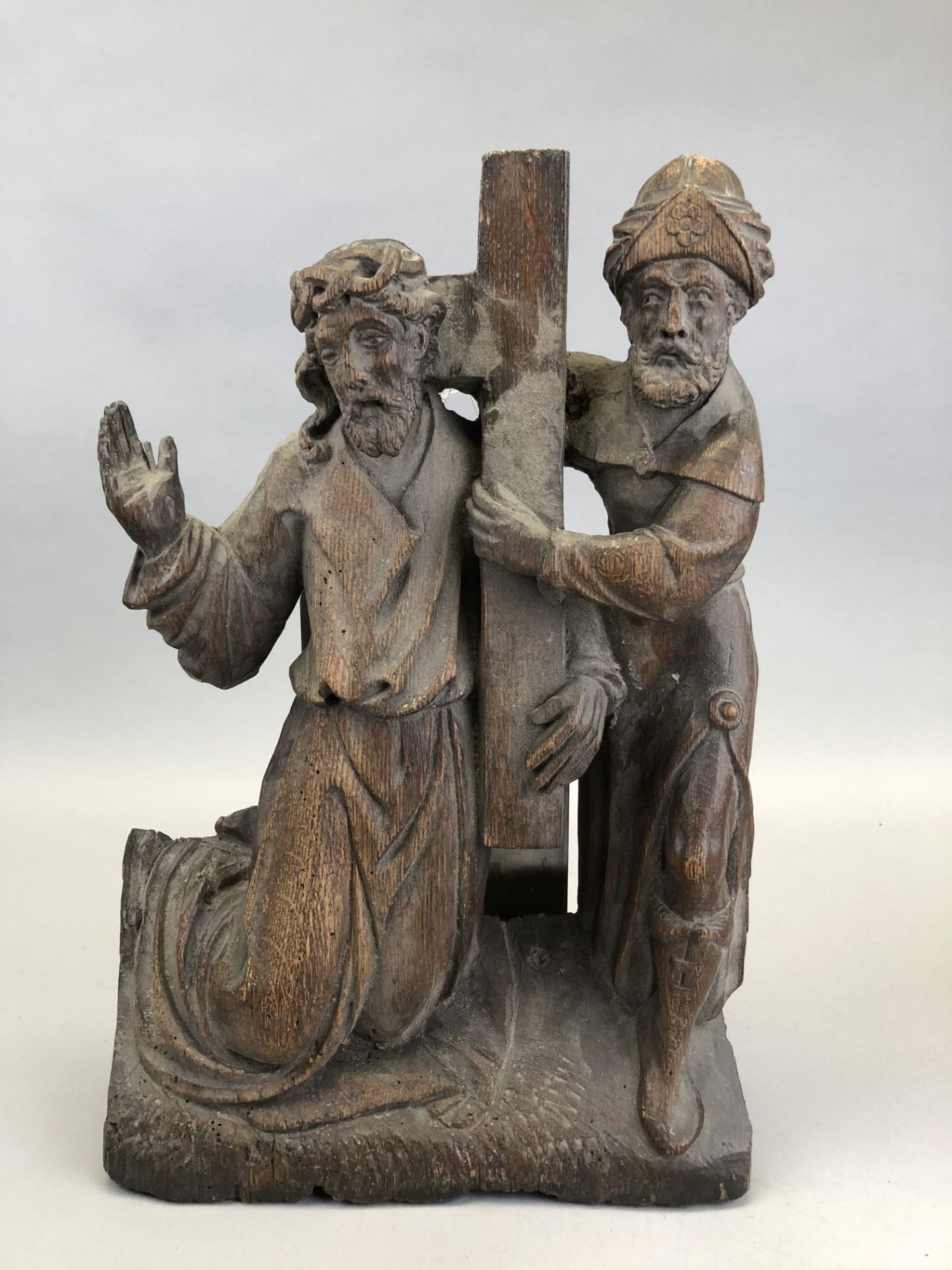Christ et roi mage. Bois sculpté. H : 43 cm. Manque. - -