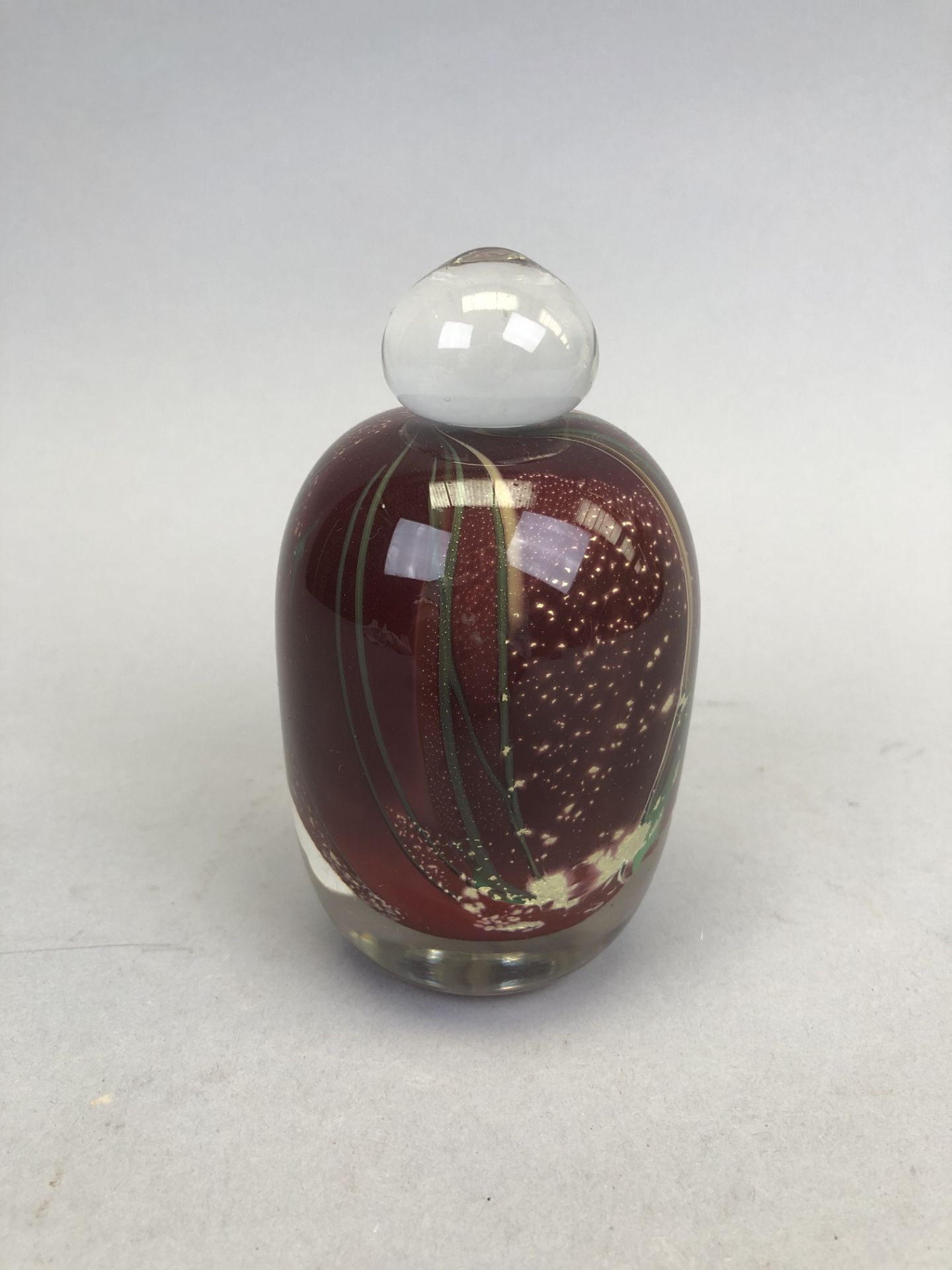 Claude MORIN (1932). Petit vase de forme ovoide à décor en inclusion sur fond rouge [...]