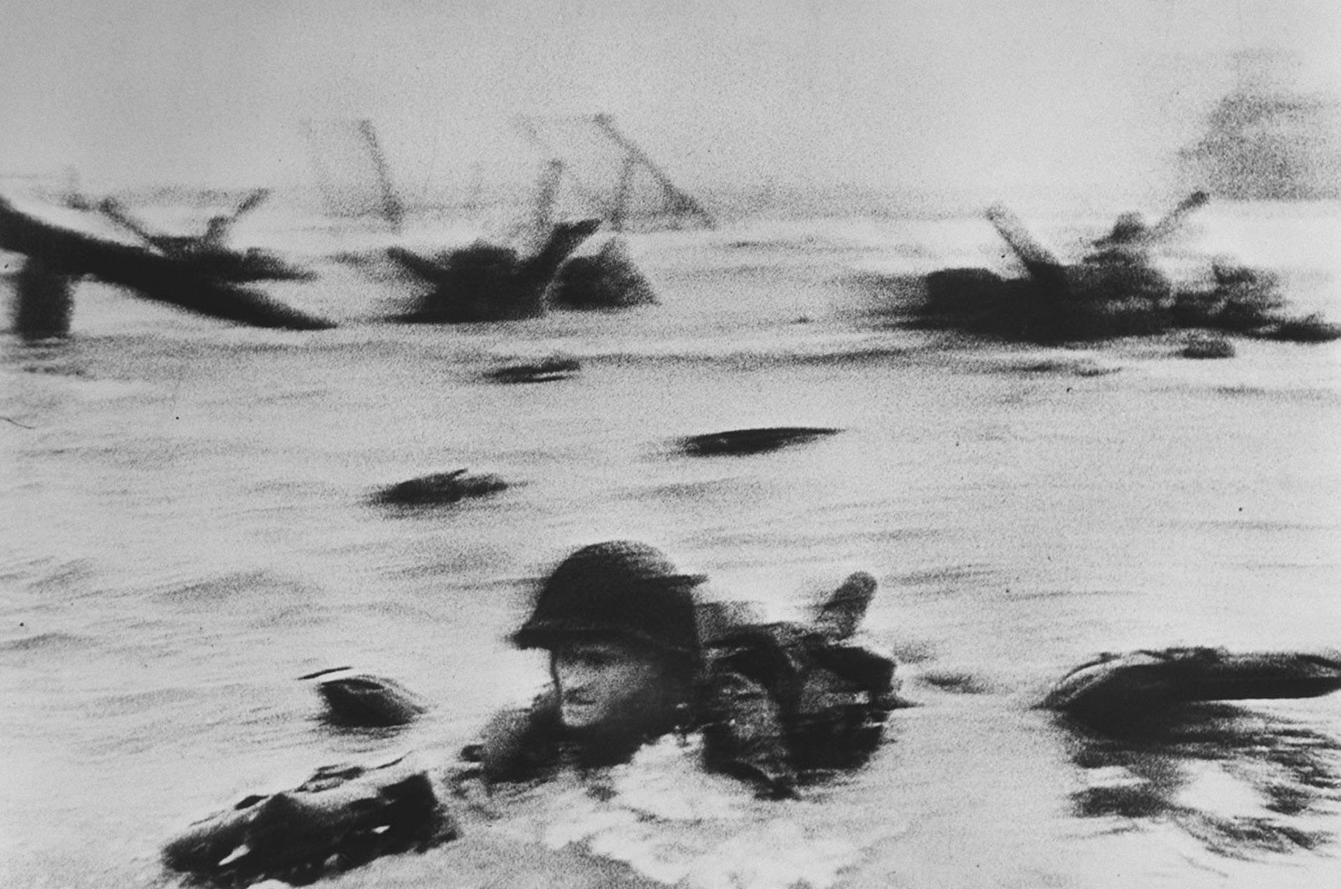 ROBERT CAPA (1913-1954) Les troupes américaines atterrissant sur la plage d'Omaha le [...] - Bild 3 aus 3