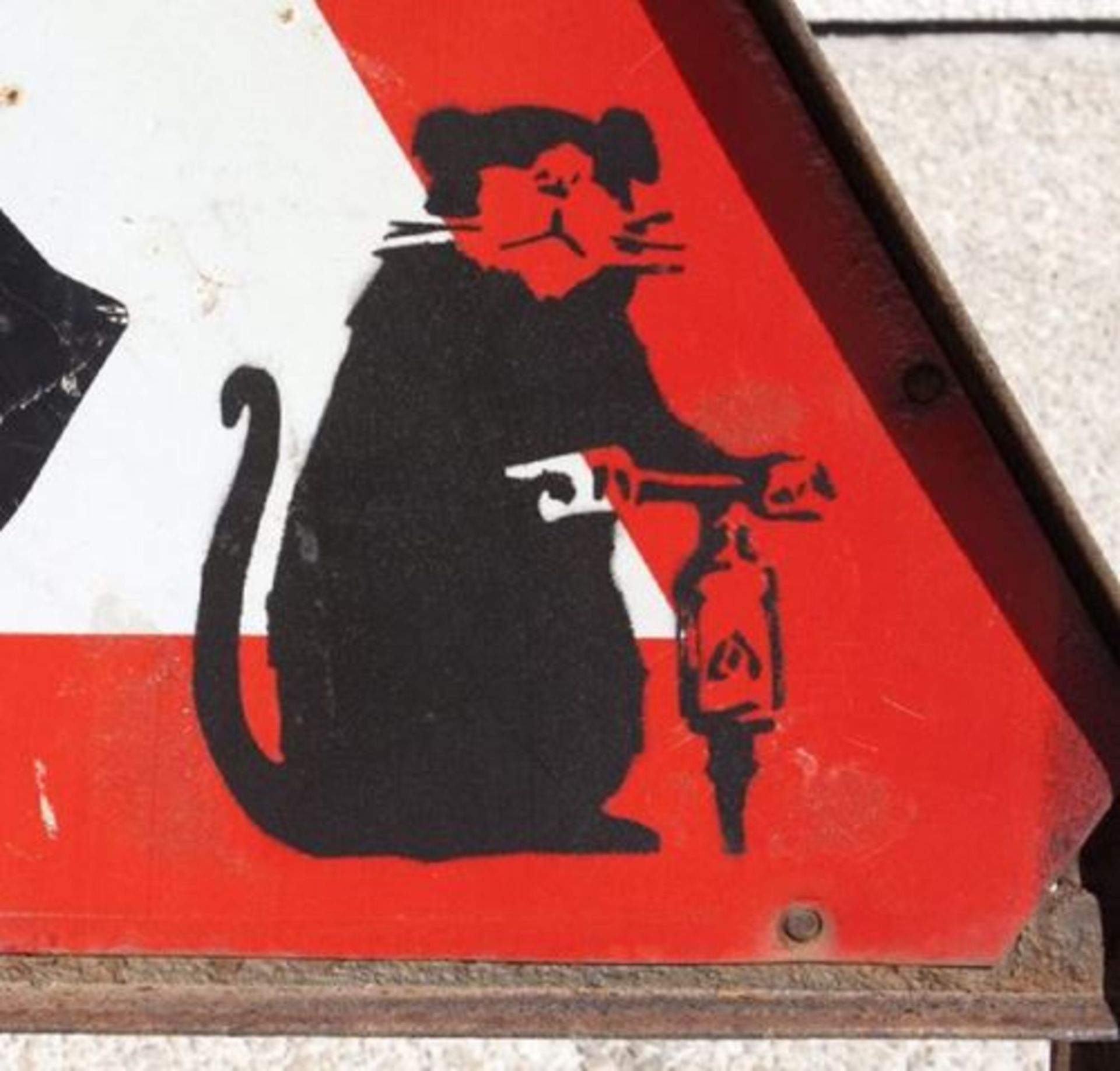 BANKSY (1974) Drill rat, Bristol 2004. Stencil on foldable triangular road [...] - Bild 2 aus 2