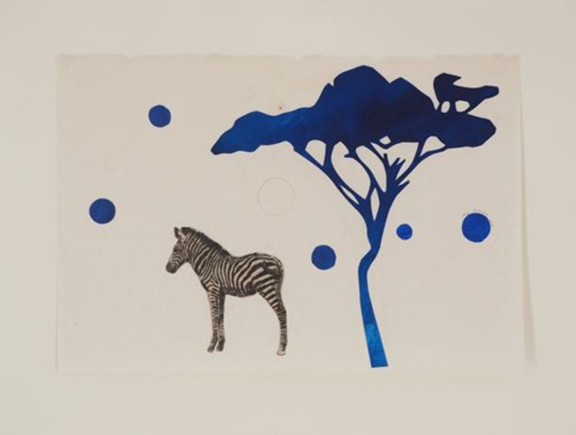 Iris FOSSIER Le zèbre sous l'arbre bleu Collage original sur papier japon ancien et [...] - Bild 2 aus 5