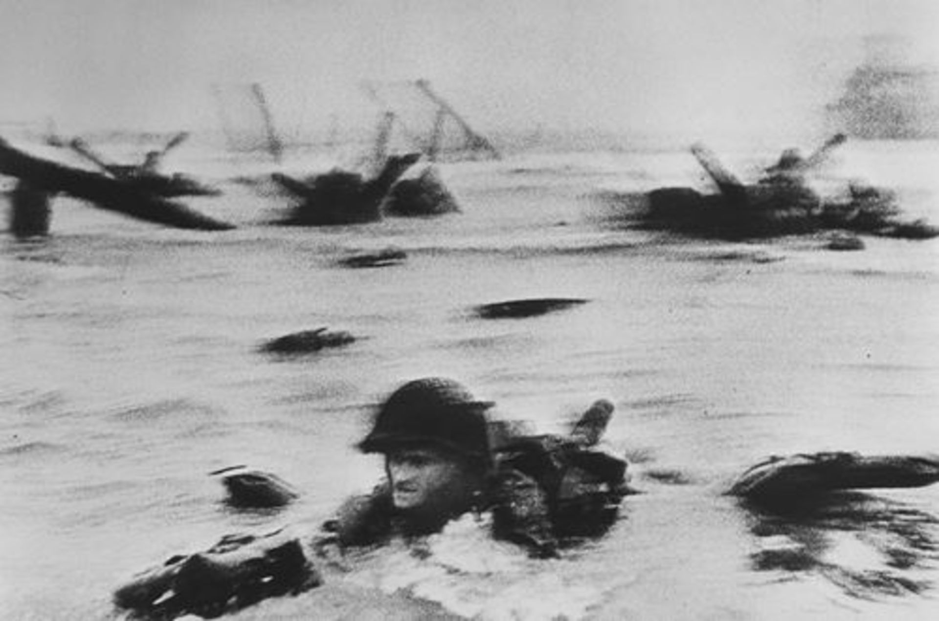 ROBERT CAPA, 1913-1954 AMERICAN TROOPS LANDING OMAHA BEACH ON D-DAY. NORMANDY, [...] - Bild 3 aus 3