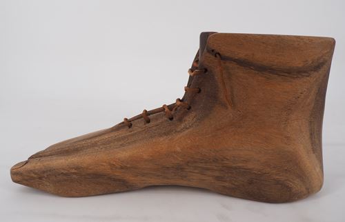 René Magritte (1898-1967) (after) Foot Wood and leather sculpture Signed and [...] - Image 8 of 12