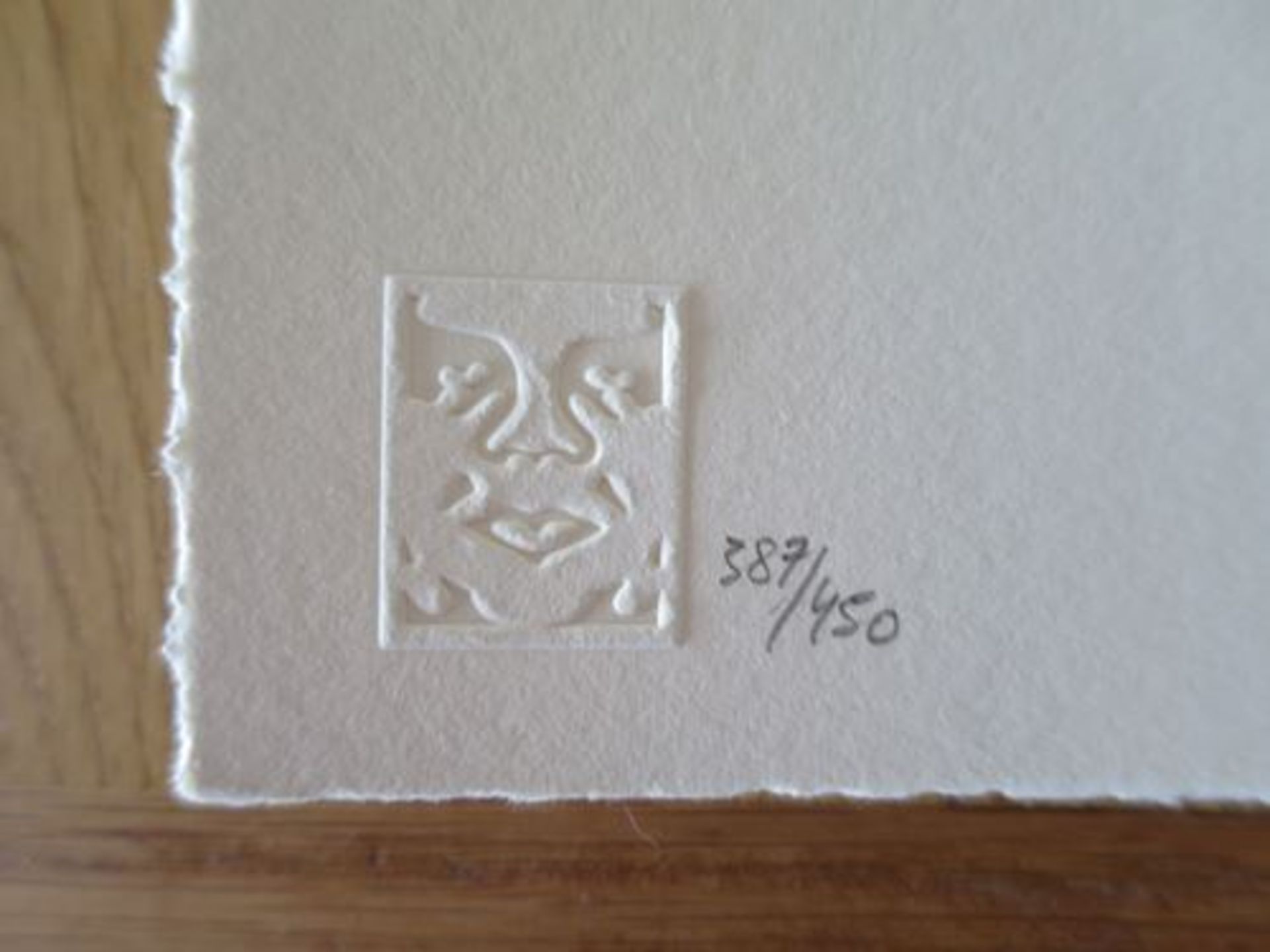 Hammer and Fist Letterpress on cream cotton paper with golden edges by hand. 10 x 13 [...] - Bild 4 aus 8