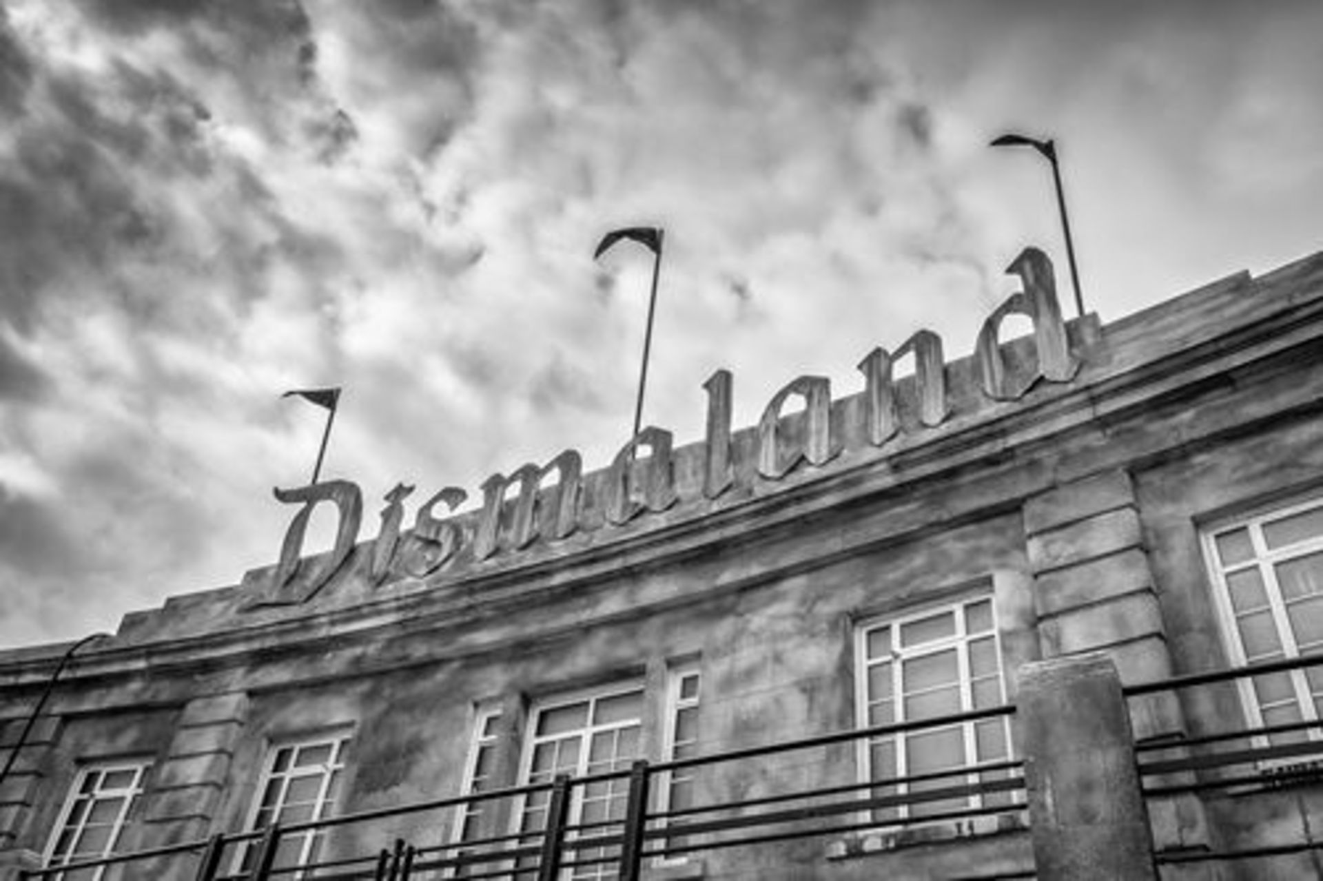 Banksy (after) Dismaland, 2019 Silkscreen printing on brushed aluminum plate Numbered [...]