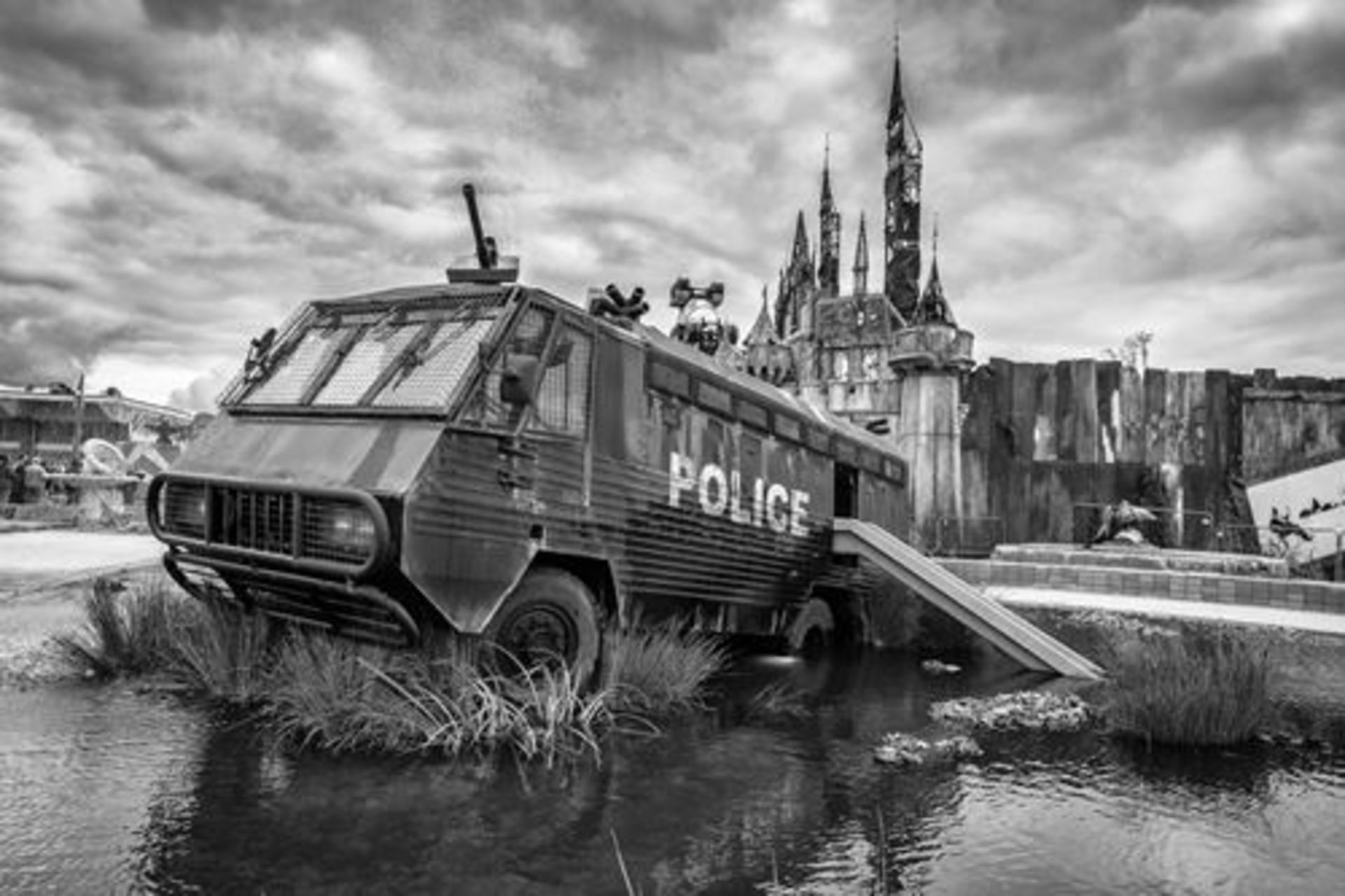 Banksy (after) Installation in Dismaland, 2019 Silkscreen printing on brushed [...]