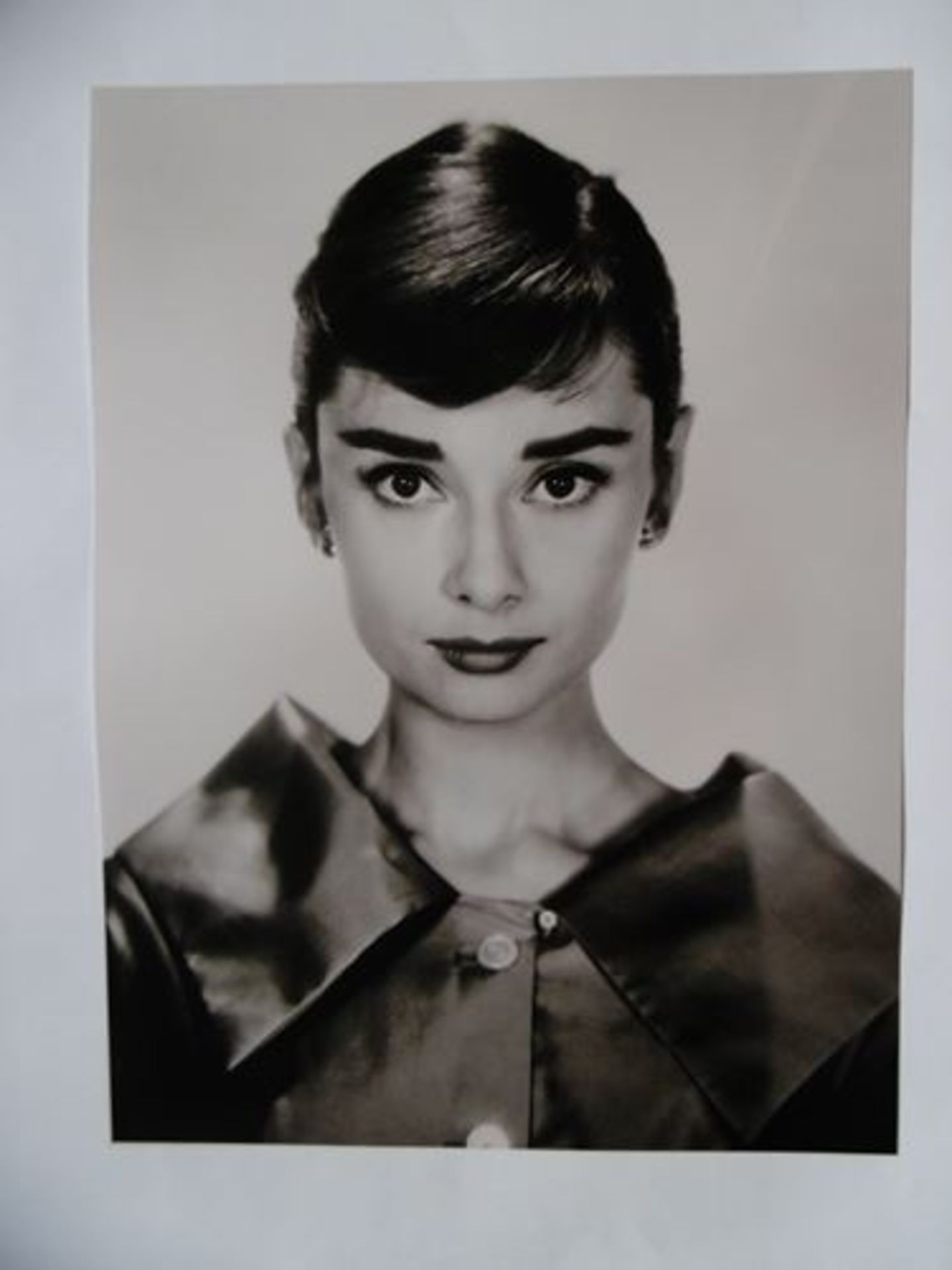 Bud Fraker "portrait of Audrey Hepburn" Photograph in silver print stamp on the [...] - Bild 2 aus 4