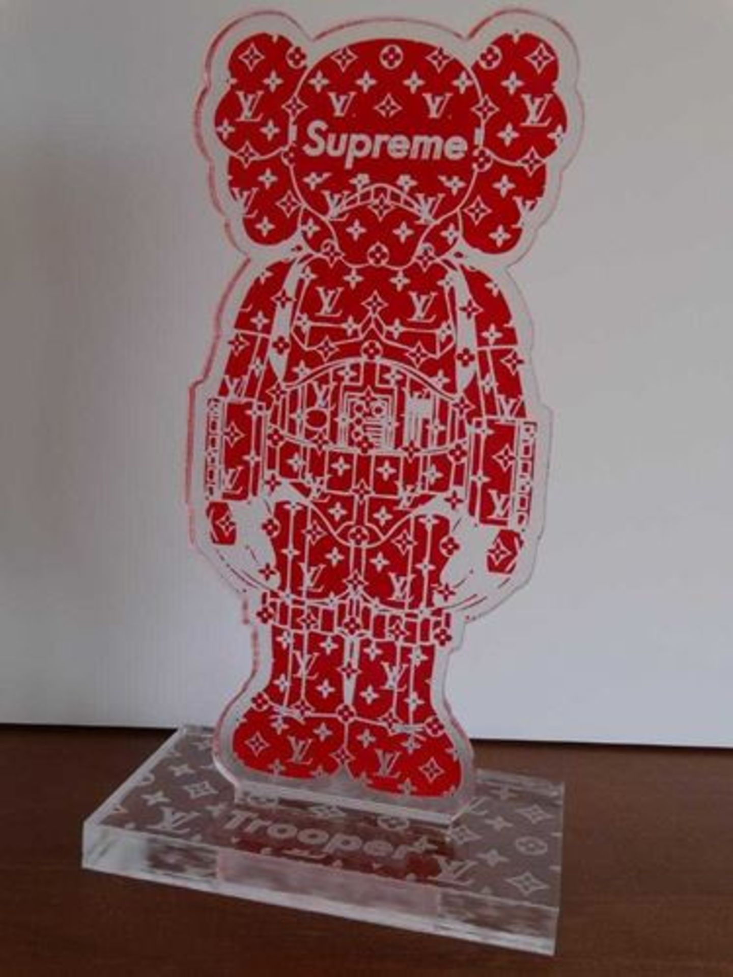 Kaws Collaboration of Kaws, Supreme, Louis Vuitton Sculpture Plastic [...] - Bild 4 aus 4