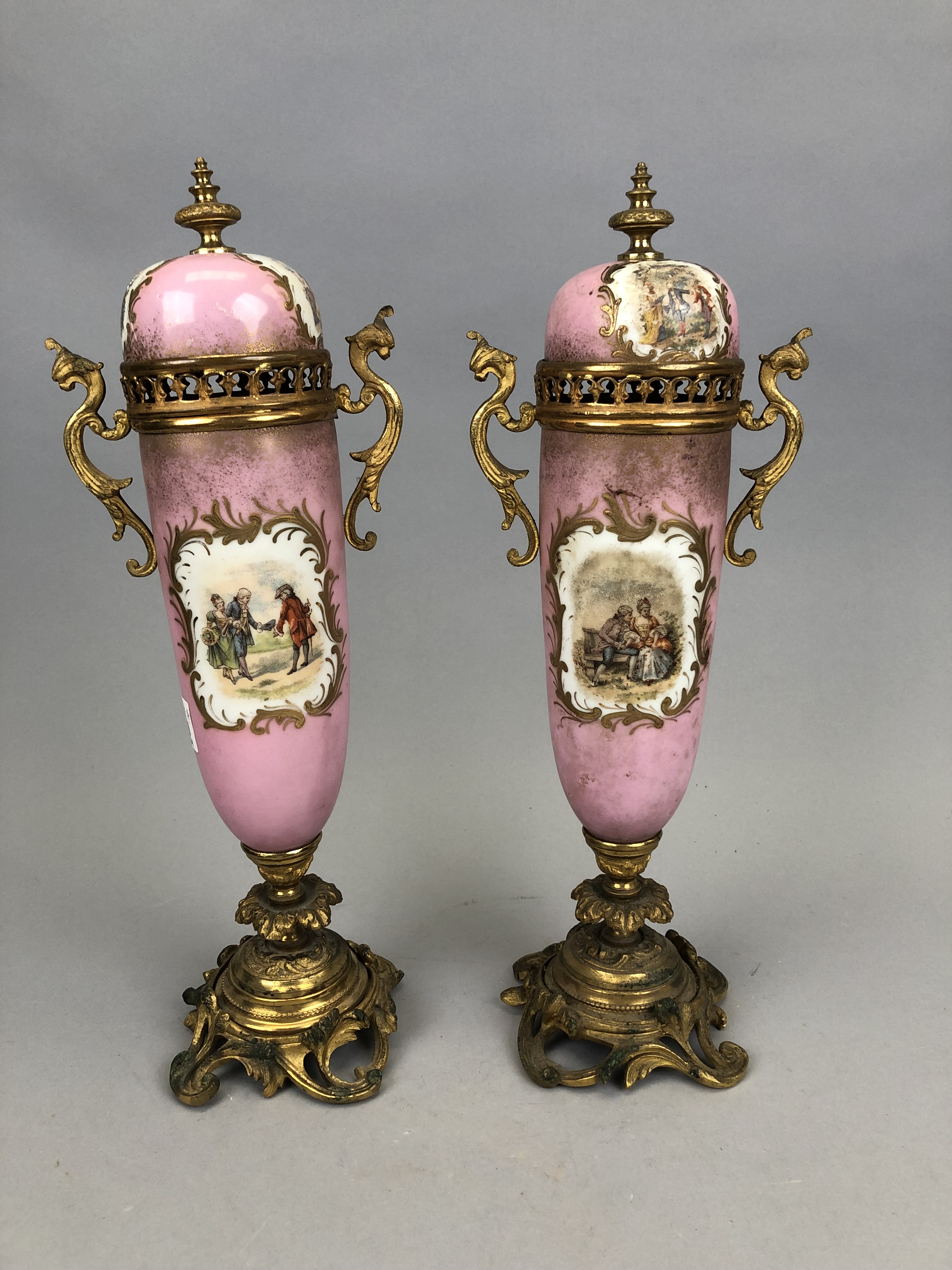 Paire de hauts vases en porcelaine et bronze doré. Un couvercle cassé, collé. H. [...] - Image 2 of 2