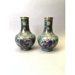 CHINE. Paire de vases en laiton à décor en émail cloisonné à décor d'animaux [...]