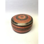 AFRIQUE. Boîte ronde en bois à décor peint rouge et noir. Couvercle bombé. 14 x [...]