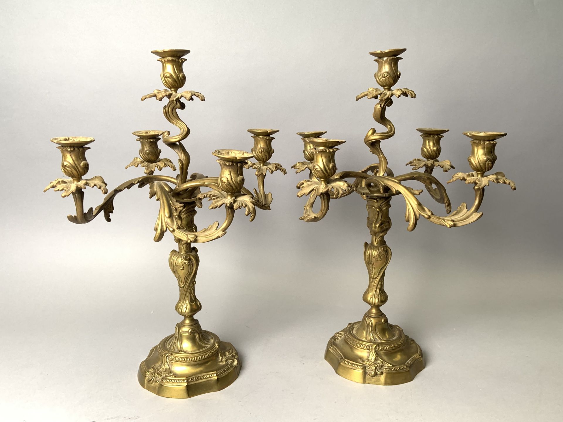 Paire de candélabres en bronze. Style Louis XV. H. 20 cm. -