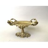 Coupe en bronze doré richement sculpté. 13 x 22 x 11 cm. -