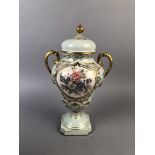 LIMOGES. Potiche sur piédouche en porcelaine blanche à décor polychrome de bouquet [...]