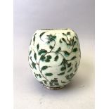 IRAN. Vase en faience à décor émaillé de feuillage vert sur fond blanc. Hauteur [...]