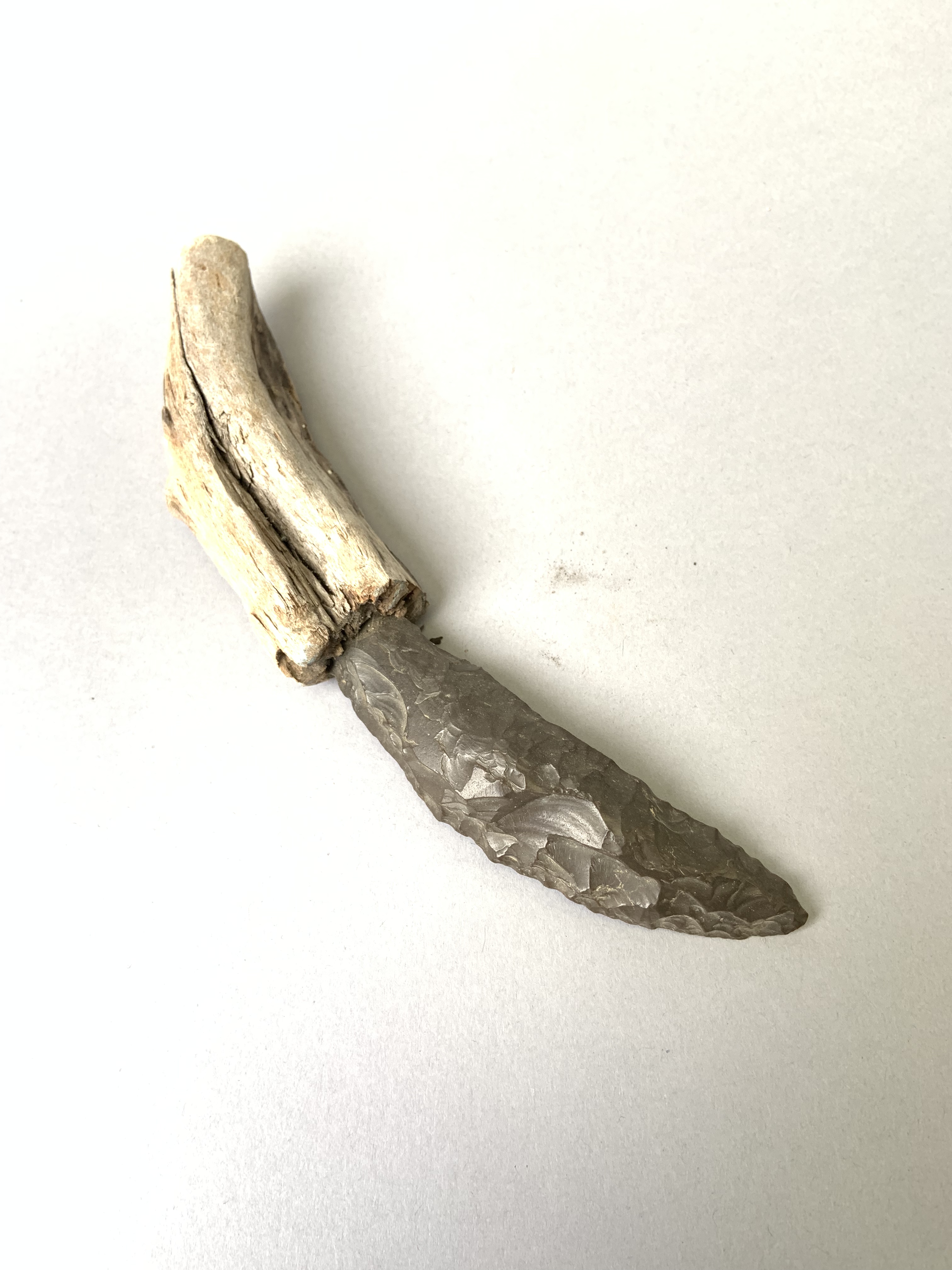 Couteau en silex provenant probablement du Fayoum. EGYPTE, époque pré-dynastique [...]