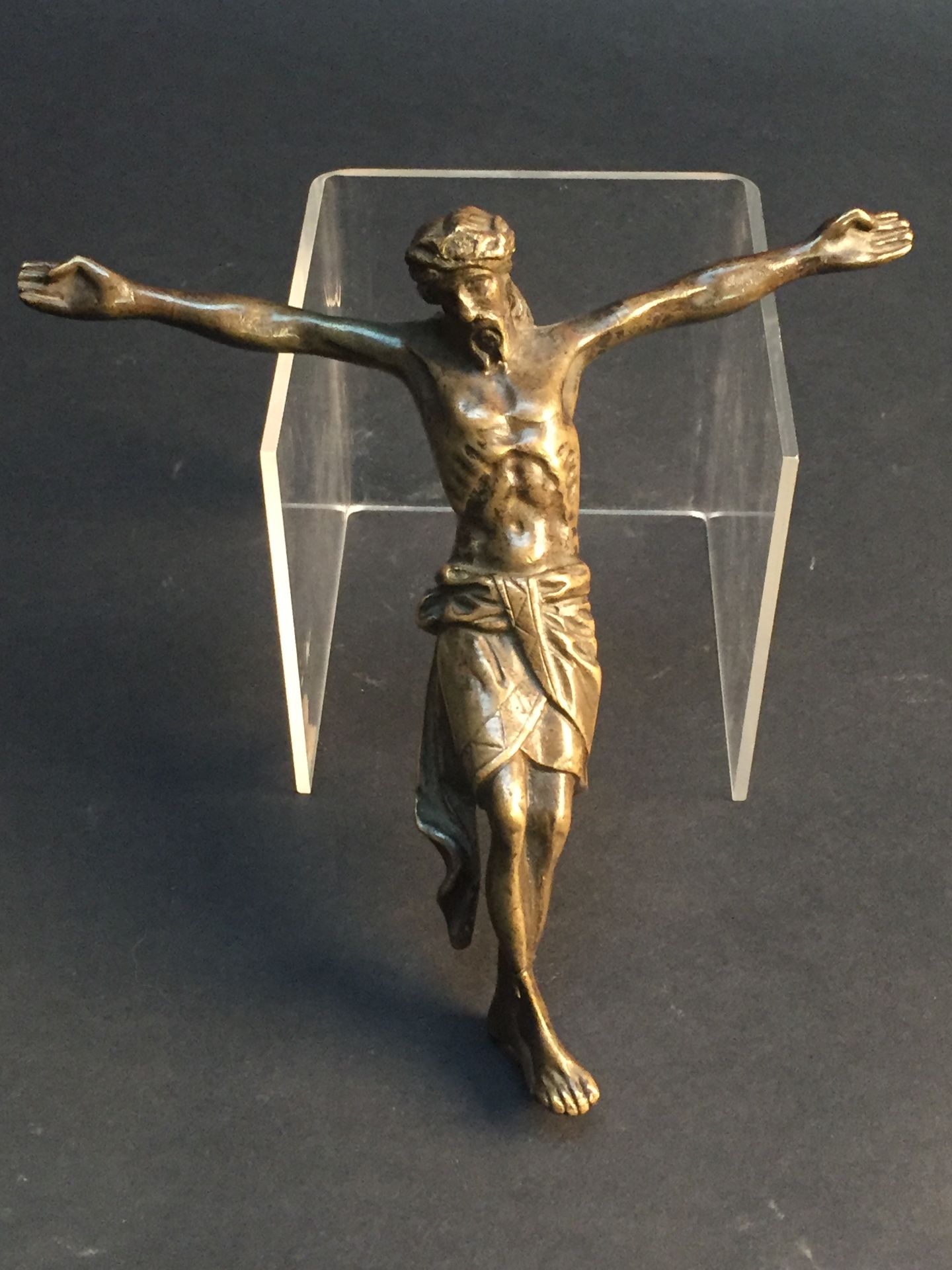 Christ en croix en bronze à patine verte. XIXe siècle. H. 17 cm. -