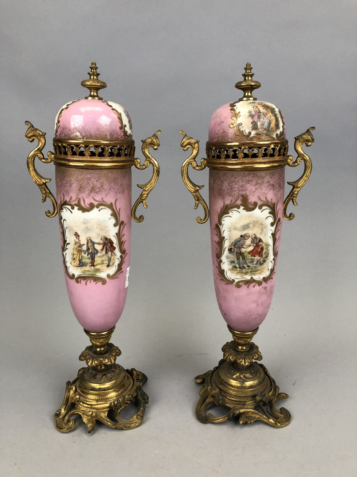 Paire de hauts vases en porcelaine et bronze doré. Un couvercle cassé, collé. H. [...]