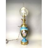 Importante lampe à pétrole en porcelaine à décor peint de scènes galantes dans [...]