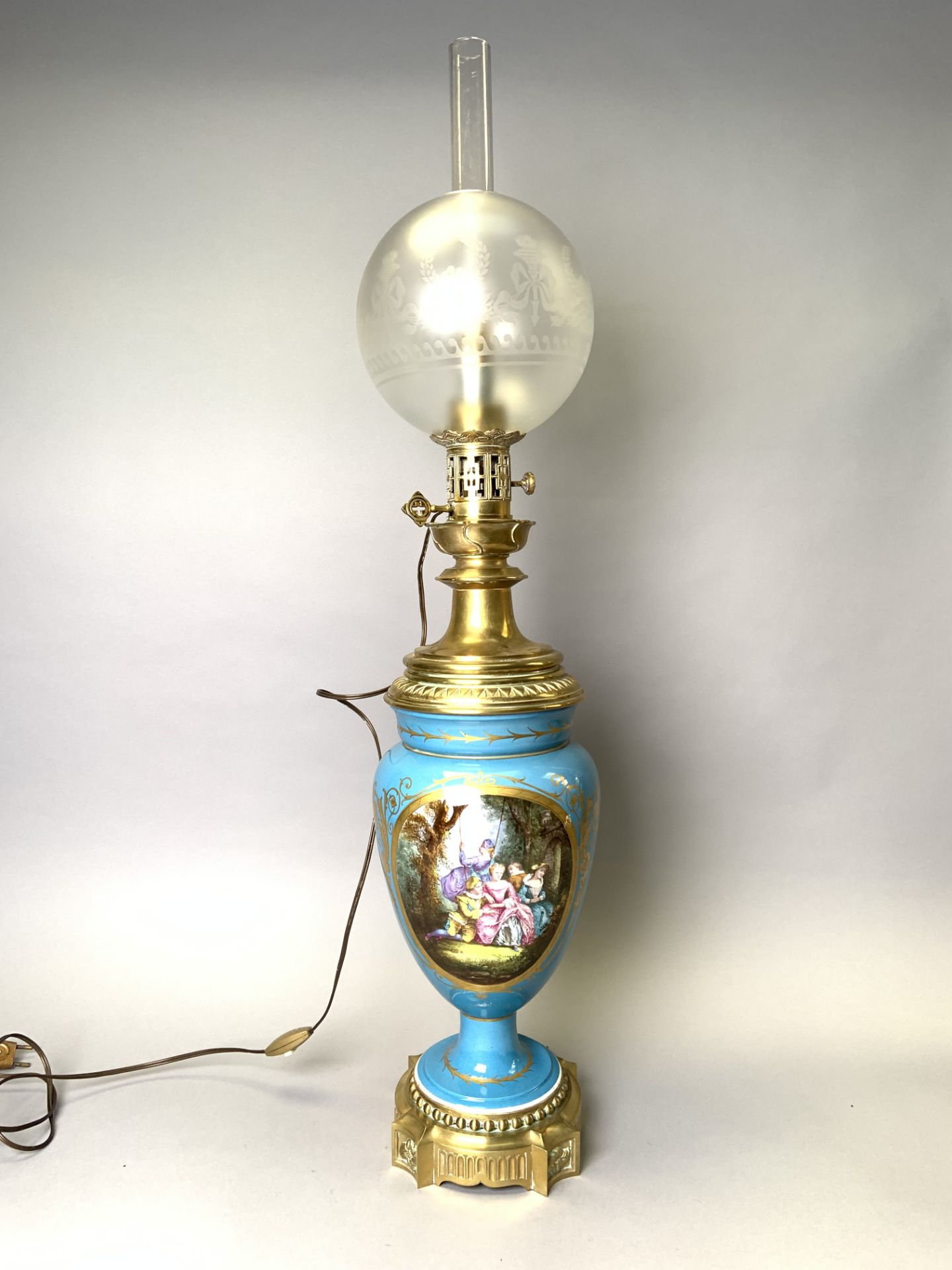 Importante lampe à pétrole en porcelaine à décor peint de scènes galantes dans [...]