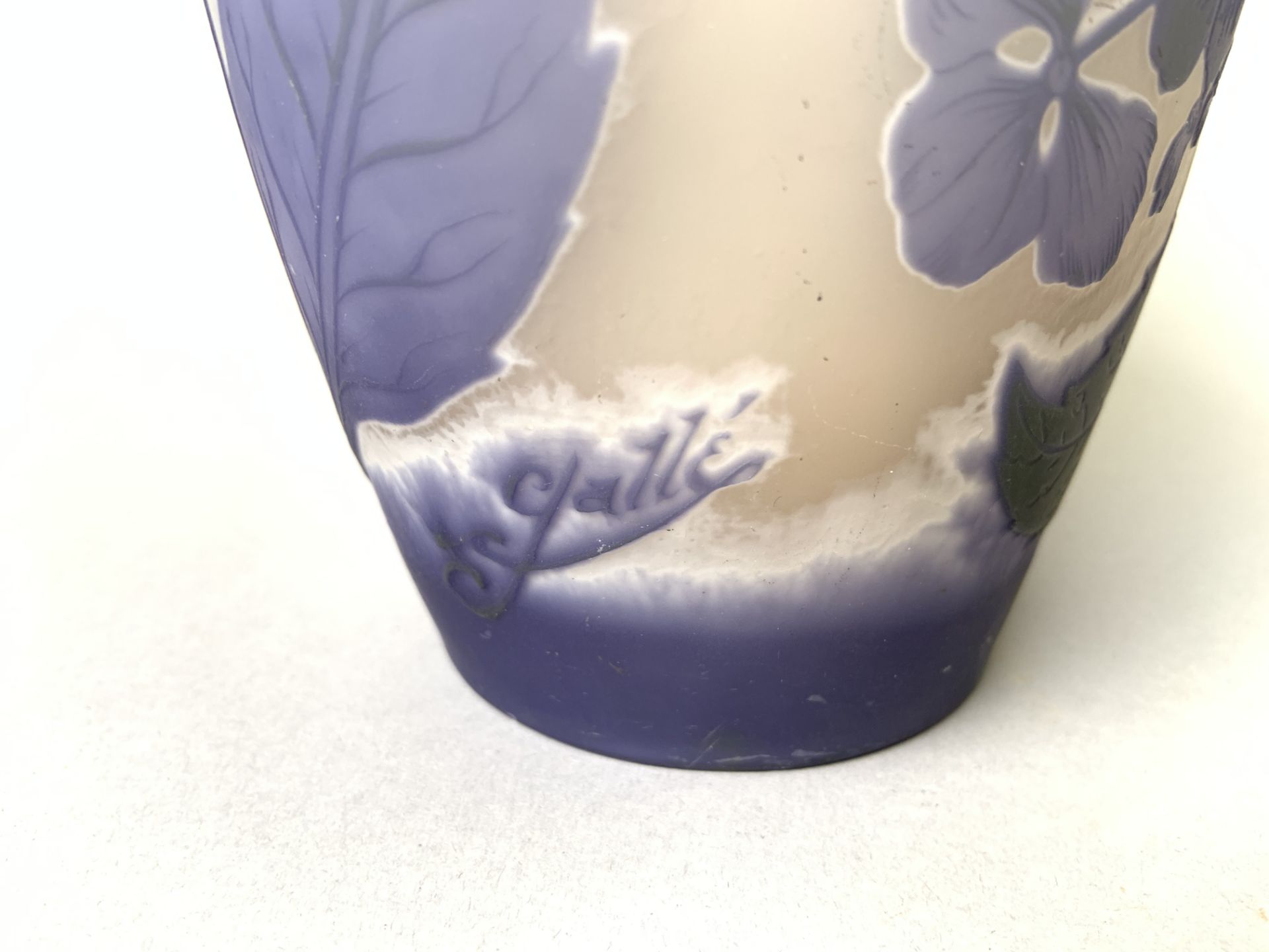 Établissements GALLÉ (1904-1936). Hortensias. Vase de section ovale à col [...] - Bild 2 aus 3