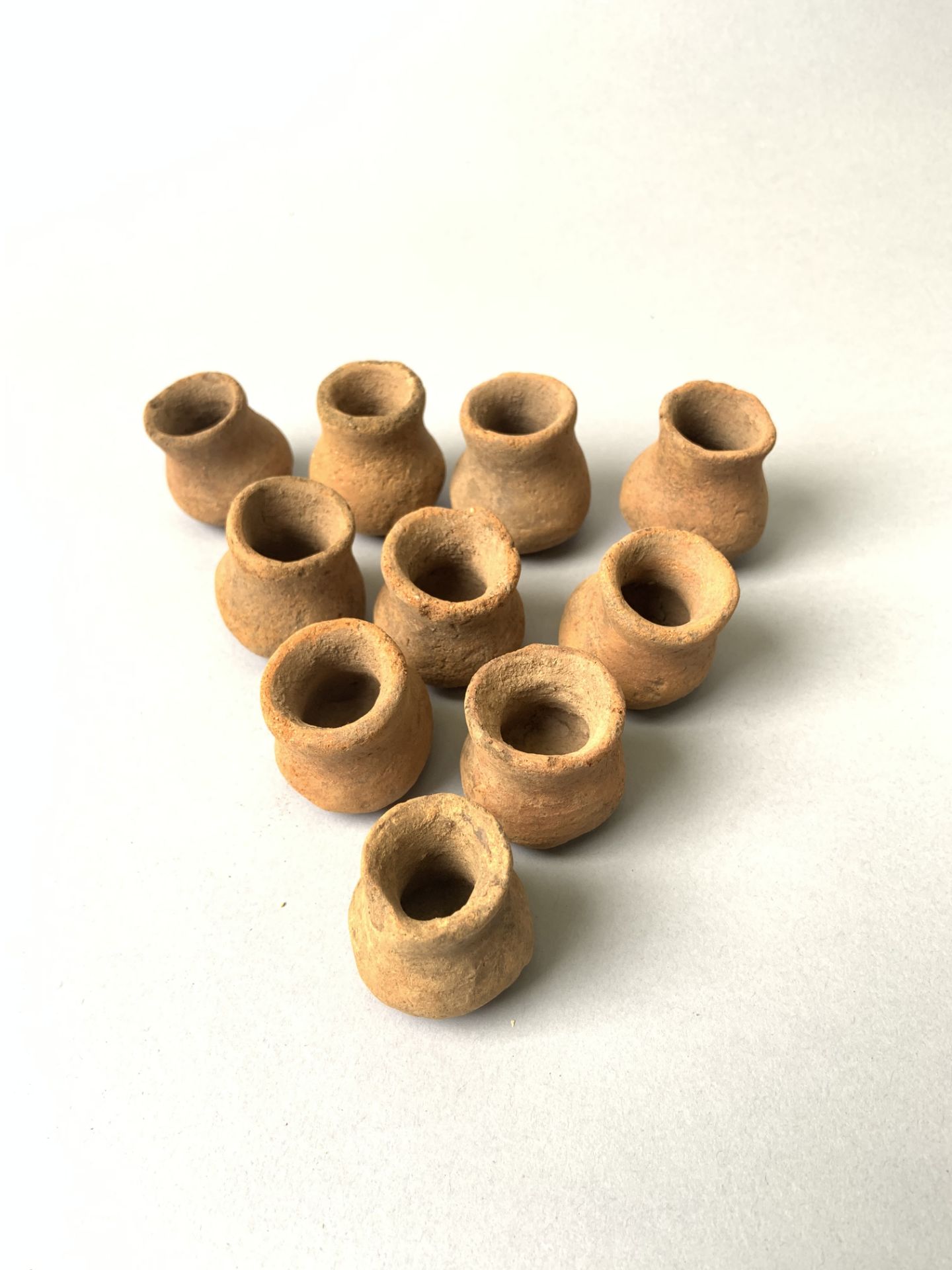 Ensemble de 10 vases de fouille (à onguents) en terre cuite. Hauteur entre 3.2 et [...]