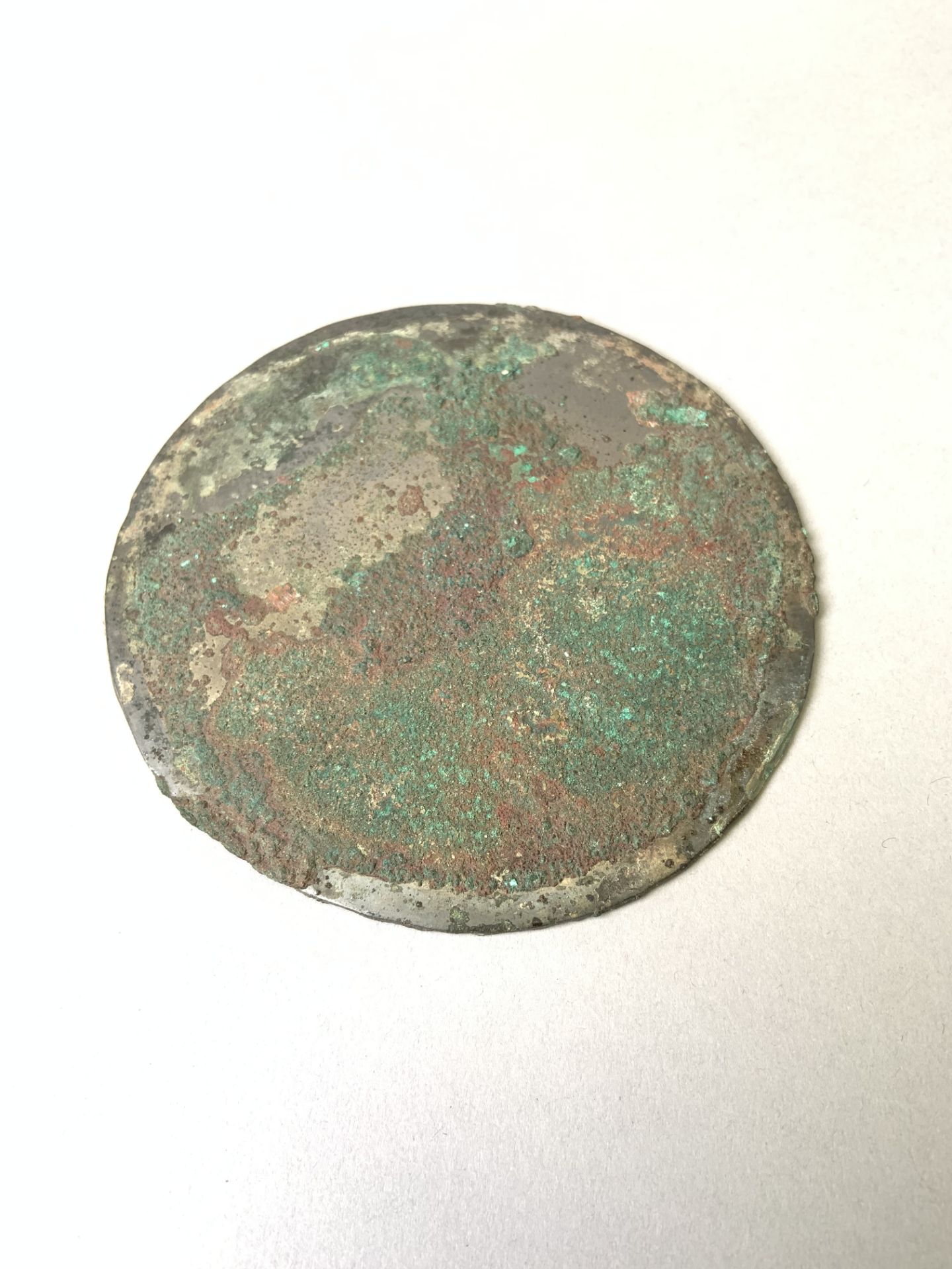 Un miroir circulaire en bronze. Diamètre 12,5 cm. Epoque romaine Ier à IIIè [...]