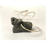 Pendentif en pierre représentant un animal (lapin ?). Largeur 5 cm. Art [...]