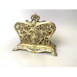 Porte lettre en bronze. Epoque Art Nouveau. 16 x 19 x 10 cm. -