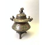 CHINE. Grand brûle-parfum tripode en bronze à décor en émail cloisonné [...]