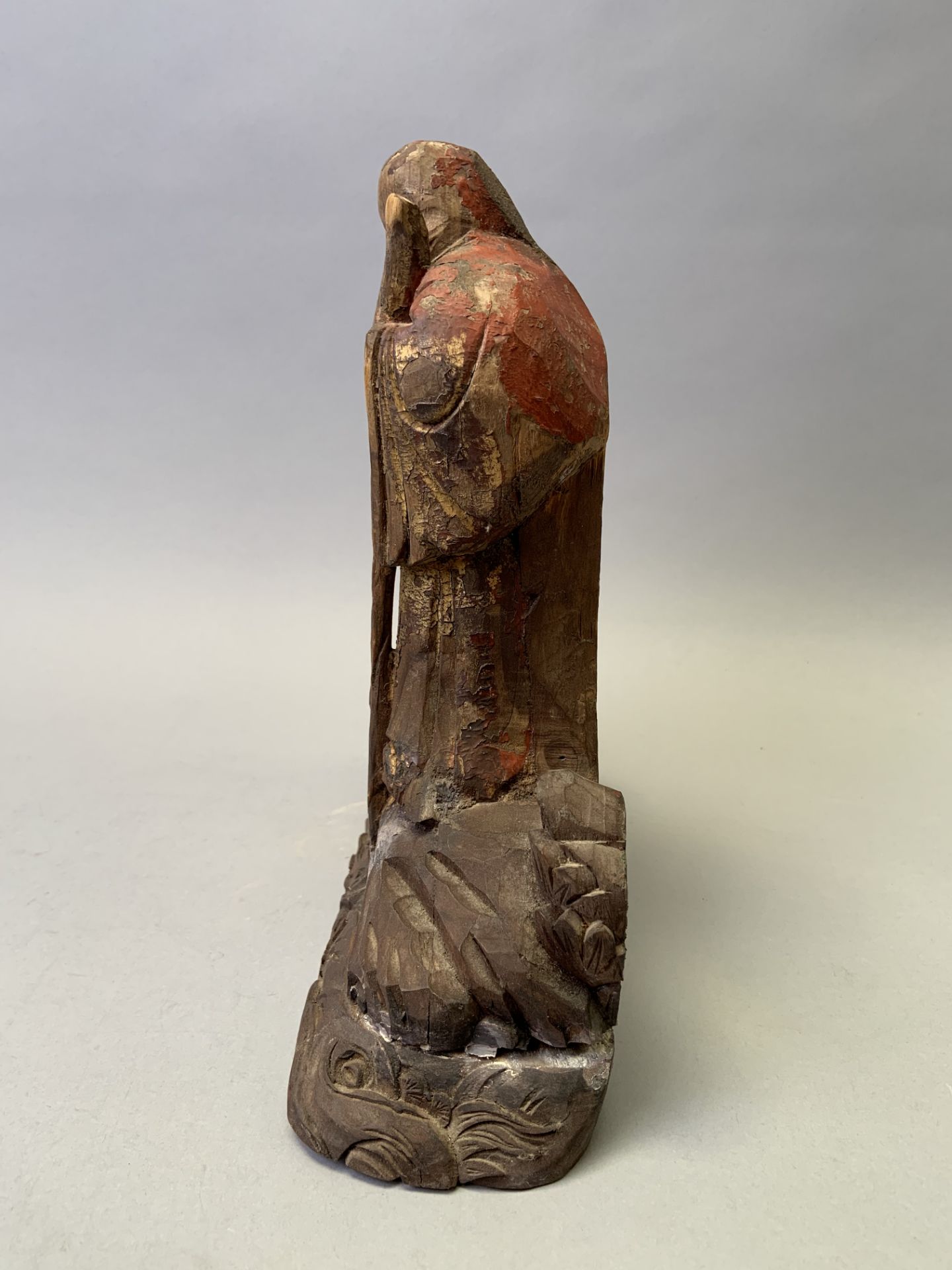 Statuette de shoulao en bois laqué Chine, XIXème siècle Représenté debout sur [...] - Bild 8 aus 11