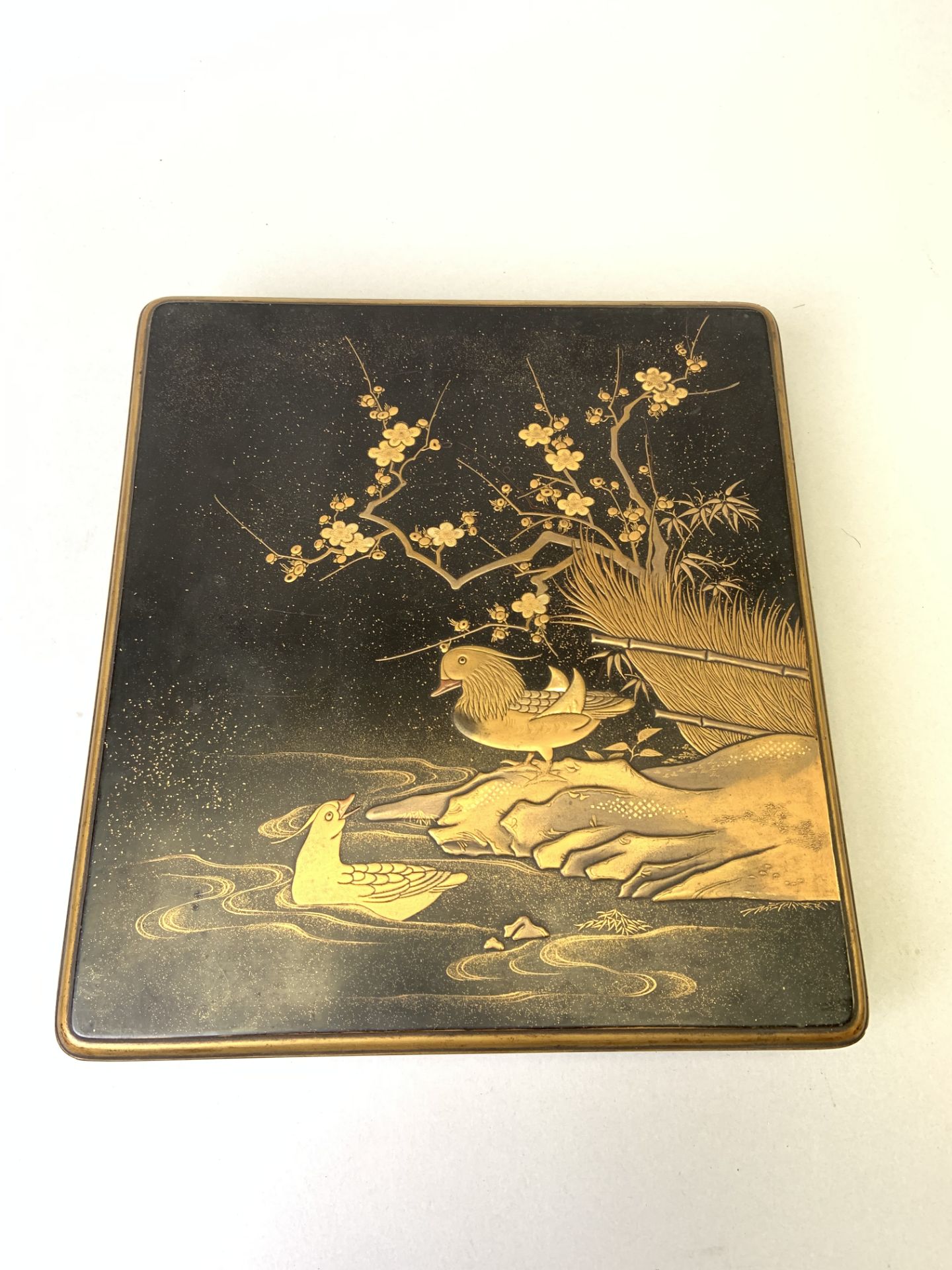 JAPON. Boîte carrée en laque à décor doré de volatiles sur fond noir. 24 x 26 cm. -