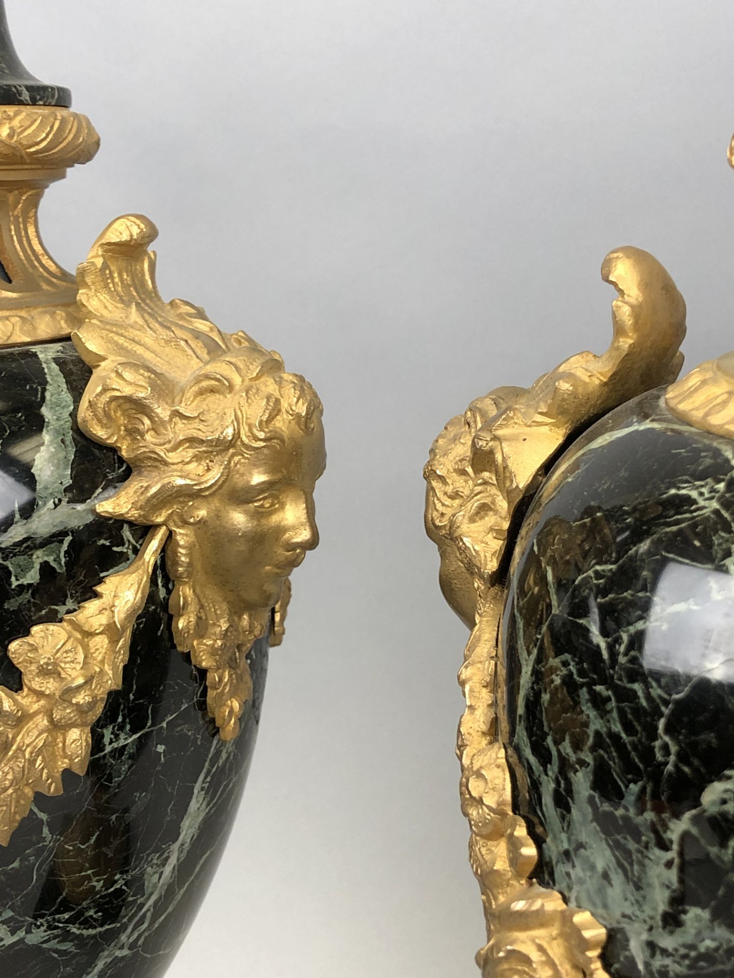Paire d'urnes en marbre veiné vert. Ornementation de bronze doré. H : 52 cm. XIXe [...] - Bild 2 aus 2