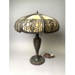 Lampe de salon en métal patiné bronze et abat-jour en pâte de verre marbrée [...]