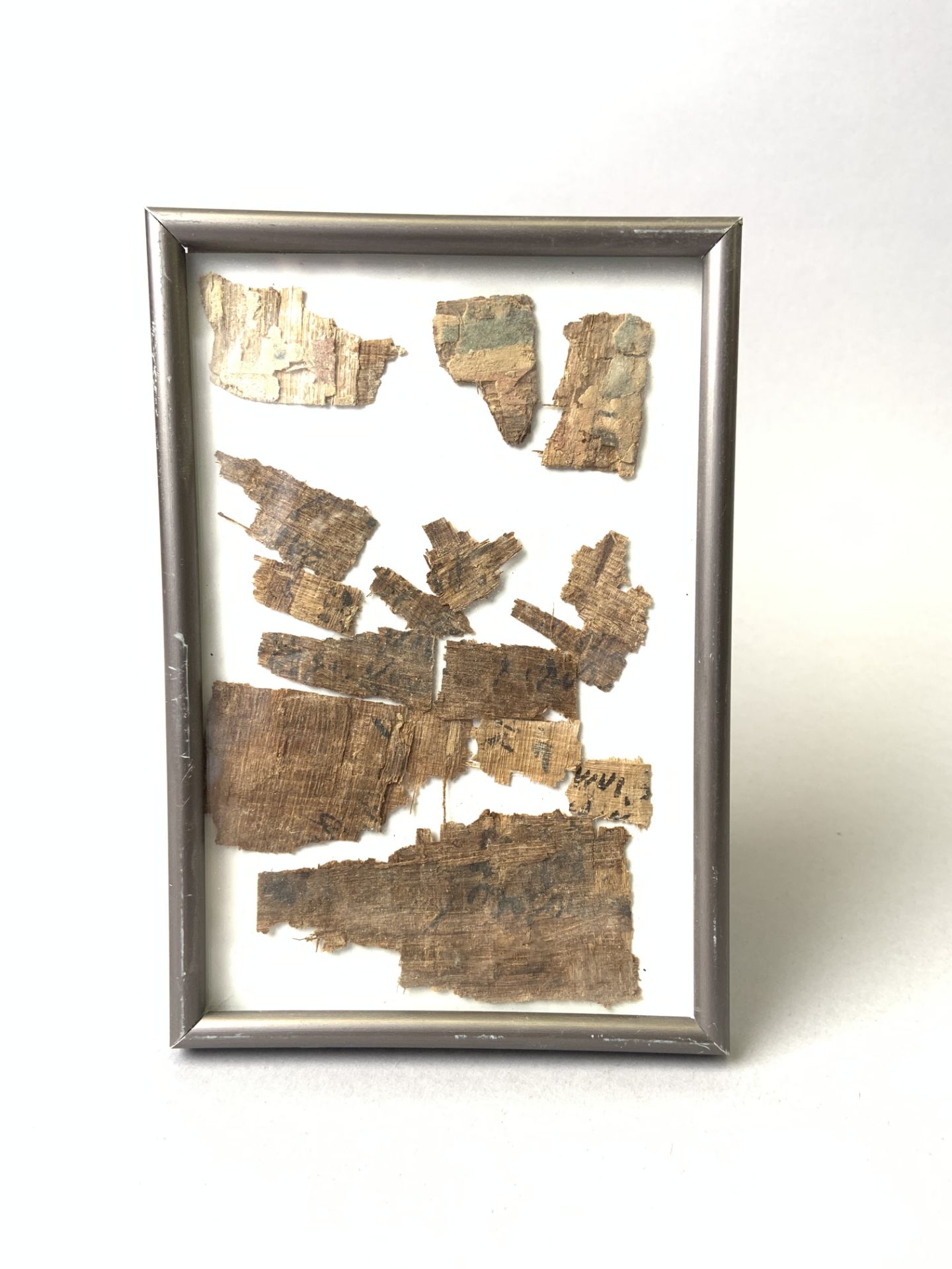 Ensemble de 14 fragments de papyrus avec les restes de polychromie et des restes [...]