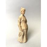 Belle statuette en terre cuite d'une courtisane. Elle est vêtue d'un drapé avec un [...]