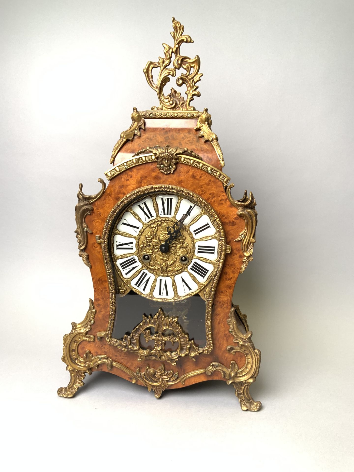 Cartel en bois et bronze doré. Style Louis XV. Mouvement allemand. Milieu du XXe [...]