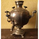 Samovar en laiton. Russie, Tula, XIXe siècle. H. 32 cm. -