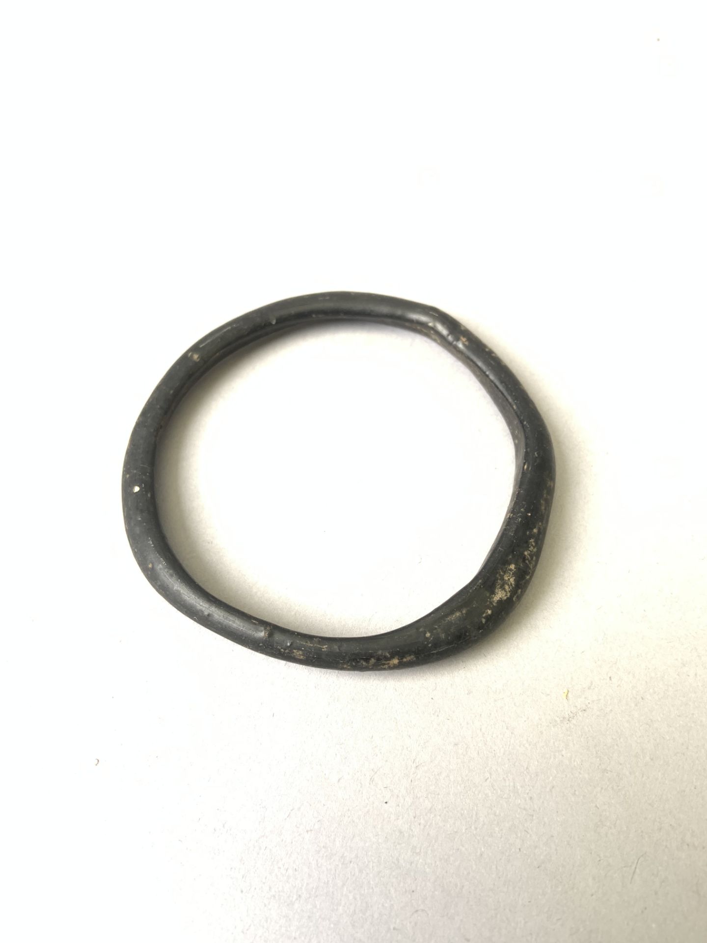 Bracelet en pâte de verre de couleur noire. Diamètre, 7.2 cm. EGYPTE, Alexandrie, [...]