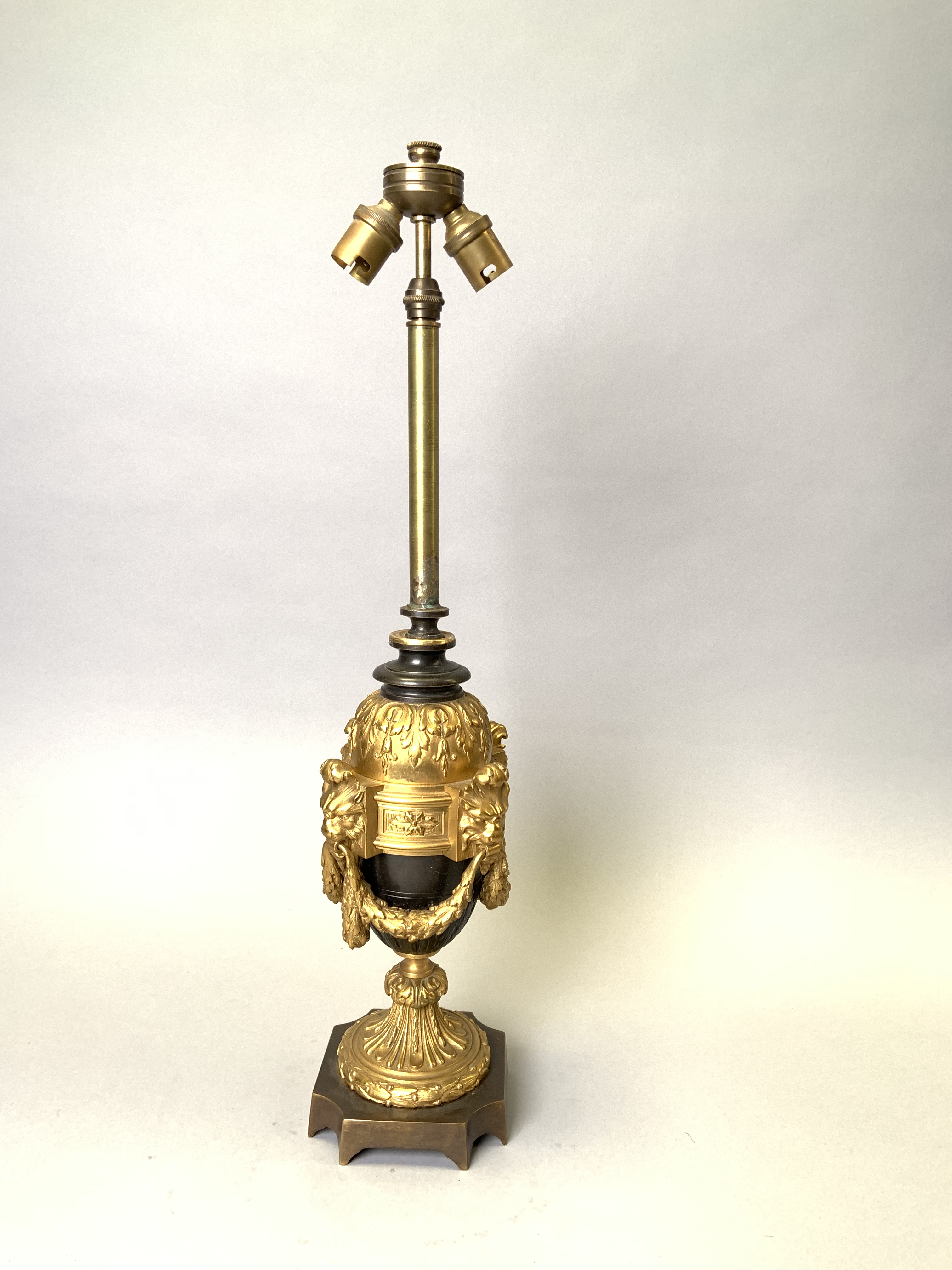 Pied de lampe en bronze à patine or et brune représentant un pot à feu à décor [...]