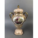 LIMOGES. Potiche sur piédouche en porcelaine blanche à décor polychrome de bouquet [...]