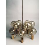 Hans-Agne JAKOBSSON (1919-2009) & MARKARYD. Lustre en laiton modèle T372/12 [...]