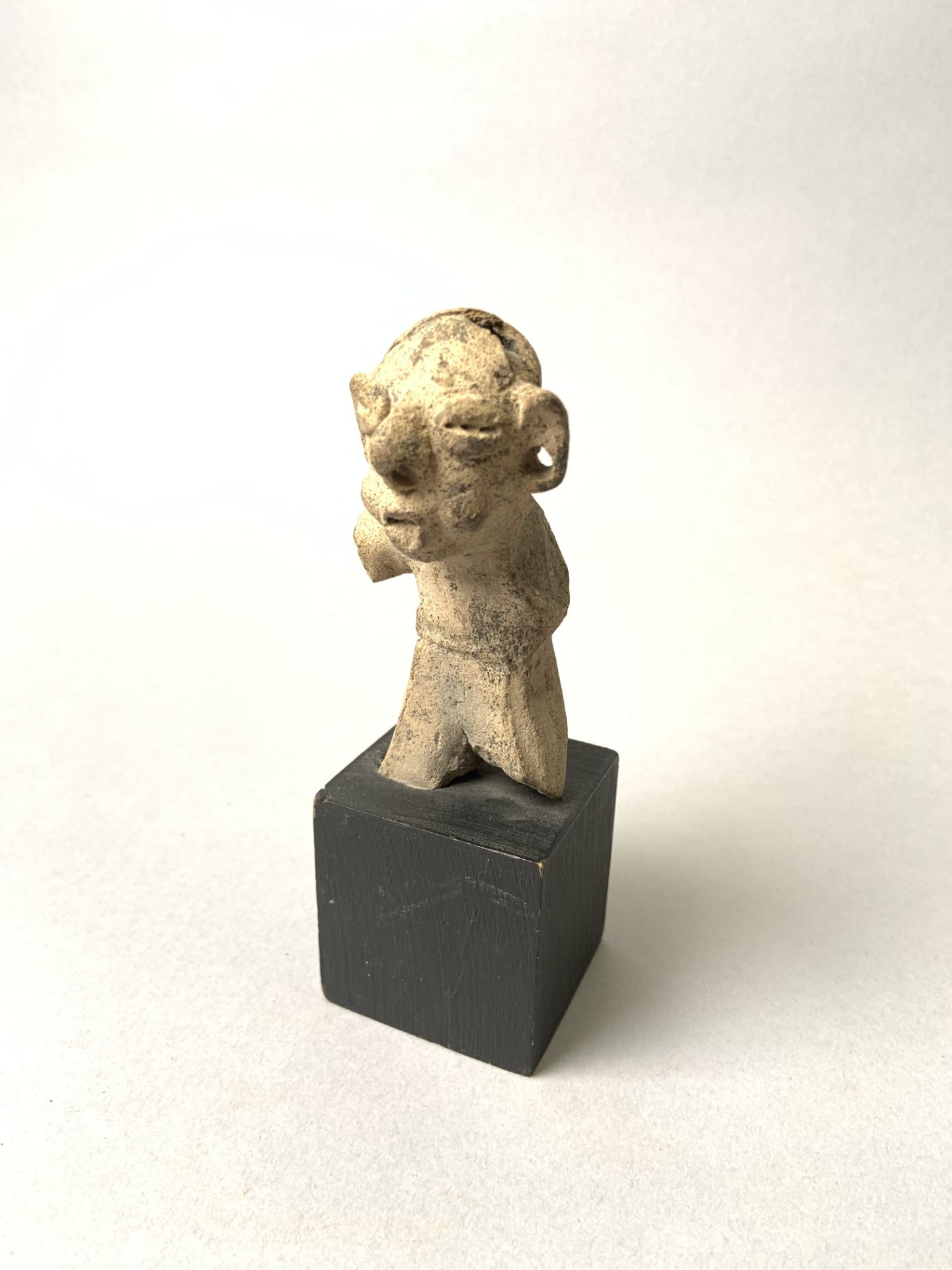 Statuette en terre cuite. Hauteur 8,8 cm. Culture Tumaco-la Tolita. Frontière [...]